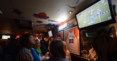 DirecTV reaches deal to provide NFL 'Sunday Ticket' to bars and restaurants, sources say