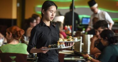 Restaurants expect strong sales this summer. Consumers aren't so sure