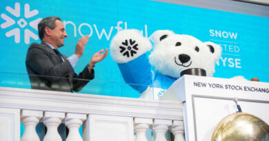 Snowflake shares plunge 12% on guidance miss, acquisition of search startup Neeva