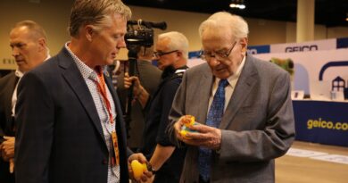 Buffett explains value investing: 'What gives you opportunities is other people doing dumb things'