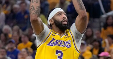 Los Angeles Lakers forward Anthony Davis (3) shoots while defended by Golden State Warriors forward Kevon Looney (5)