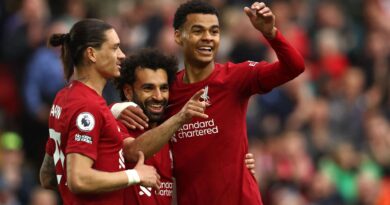 Liverpool 1-0 Brentford: Mohamed Salah puts pressure on Man Utd as Reds win sixth in a row