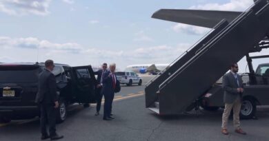 Trump Gives Fist Pump and a Wave as He Boards Plane En Route to Georgia to Speak at GOP Convention (VIDEO) | The Gateway Pundit | by Cristina Laila | 42