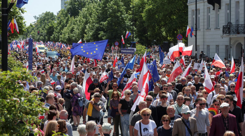 Video: Hundreds of Thousands March Against Poland’s Governing Party