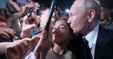 As Putin Poses for Selfies, U.S. Says Russia May Have Detained a Top General