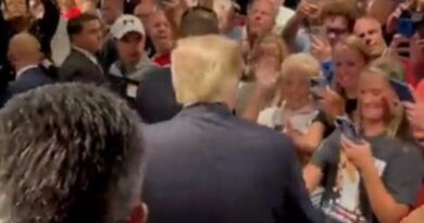 "We Love You President Trump!" - Crowd Goes Wild as Trump Enters Iowa Restaurant (Video) | The Gateway Pundit | by Anthony Scott