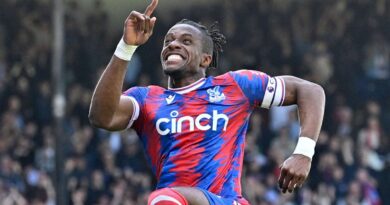 Wilfried Zaha celebrates after giving Crystal Palace a 2-1 lead against West Ham