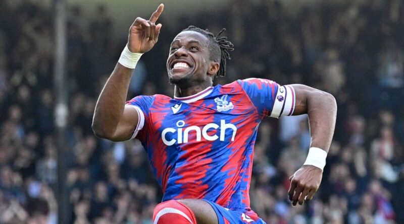 Wilfried Zaha celebrates after giving Crystal Palace a 2-1 lead against West Ham