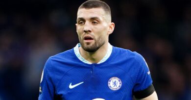 Mateo Kovacic: Man City agree £30m deal with Chelsea for Croatia midfielder