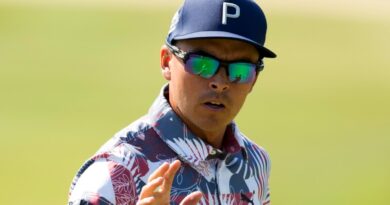 US Open: Rickie Fowler one ahead after eventful second round as Rory McIlroy makes late birdie charge