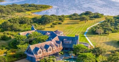 Divers Discover Body of Paddle Boarder in Pond on Obama's Martha's Vineyard Mansion - 911 Call Came From Obama Residence! | The Gateway Pundit | by Cristina Laila