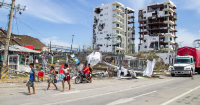 Video: Residents Awaiting Help Resort to Looting in Acapulco