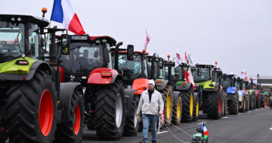 French Government Vows Rapid Aid for Farmers but Blockades Persist